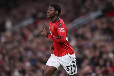 مطلوب في 7 أندية.. تقارير تكشف موقف مانشستر يونايتد من بيع ماينو